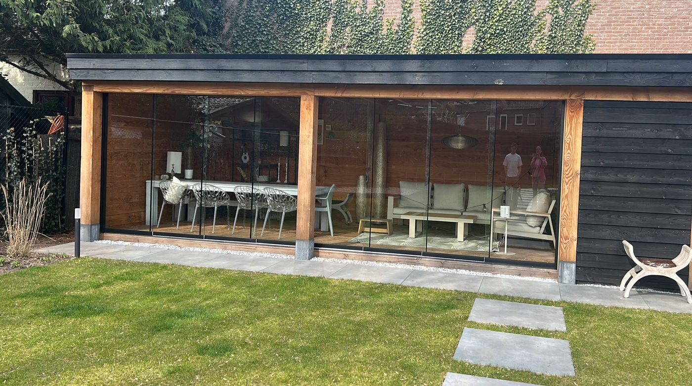 Glazen schuifwand geplaatst bij overkapping in regio Eindhoven