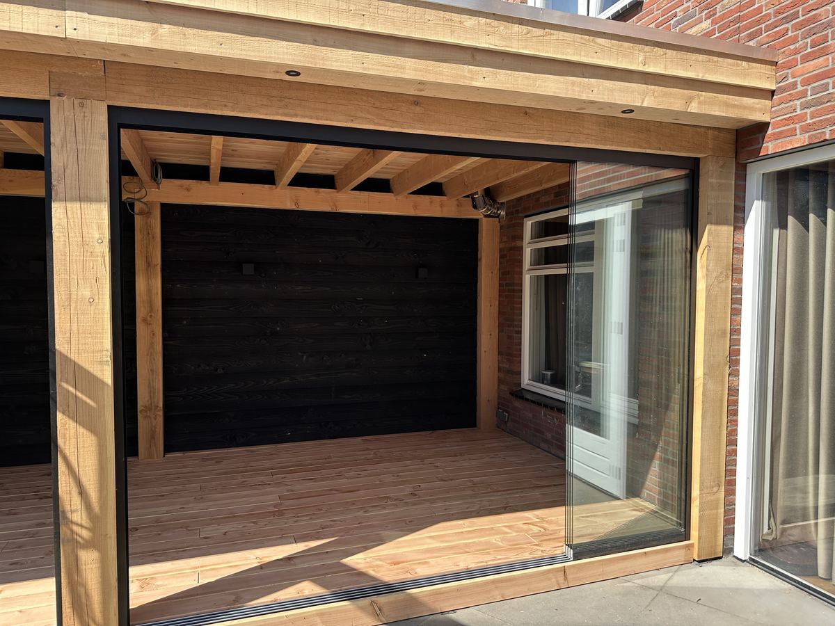 Glazen schuifwand open positie met zicht op douglas vlonder