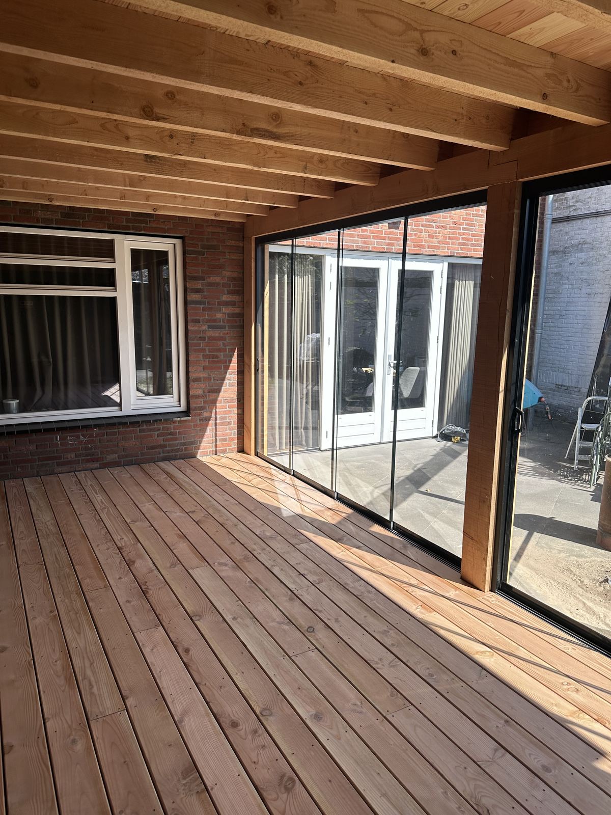 Interieur buitenkamer, Douglas vlonder met glazen wand